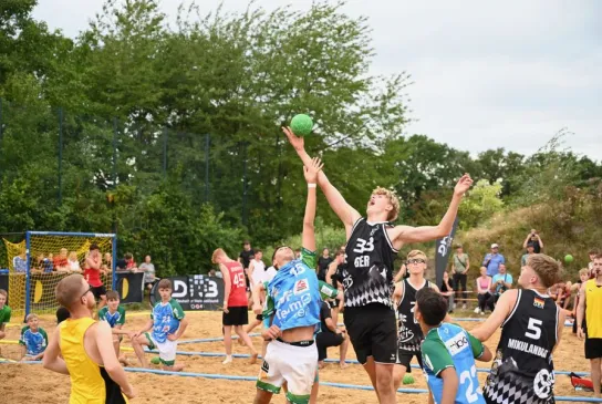 Sprungball beim Beachhandball