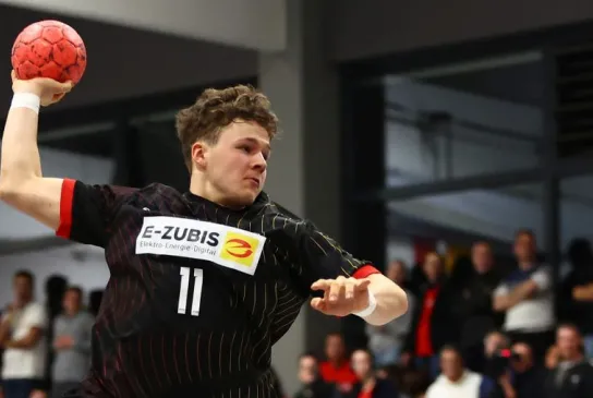 U18 Nationalspieler wirft unbedrängt auf das Tor