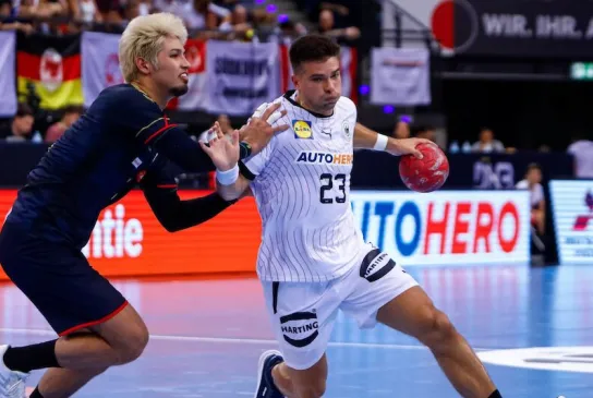 Renars Uscins geht in einen Zweikampf mit seinem japanischen Gegenspieler.