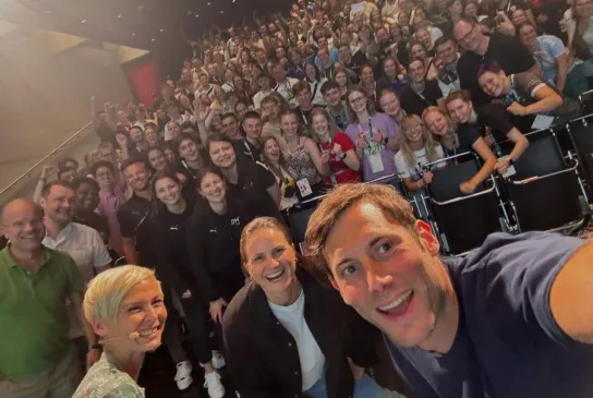 Selfie von Uwe Gensheimer mit Teilnehmern des Engagement Festivals.