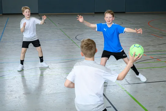 Kinder spielen Handball