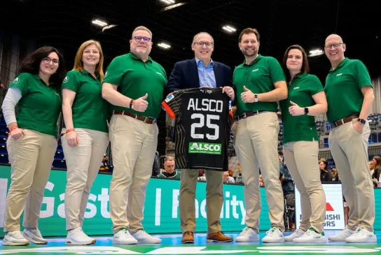 Schober übergibt den Verantwortlichen von Alsco ein Trikot