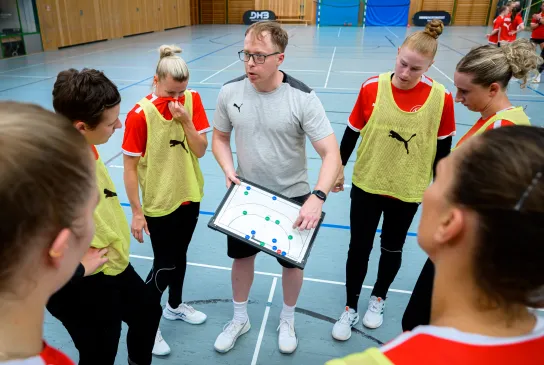 Jochen Beppler coacht mit der Taktiktafel