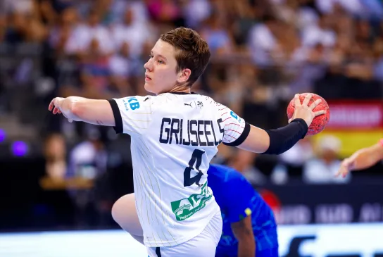 Spielerin wirft aufs Tor