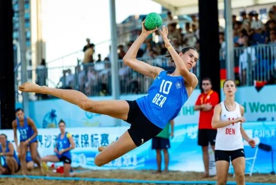 Handballerin setzt zum Wurf an