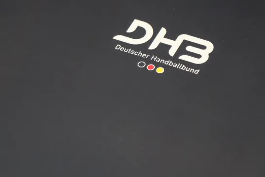 DHB-Logo auf einer Mappe