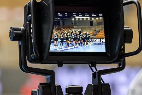 Eine Kamera filmt ein Handballspiel