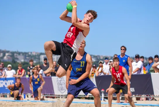 Beachhandballer setzt zum Wurf an