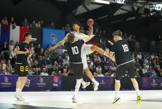 Handballer setzt zum Wurf an