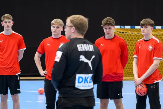 Trainer erklärt eine Übung