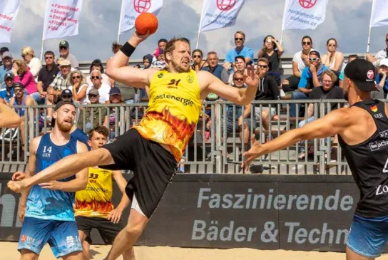 Beachhandballer setzt zum Wurf an