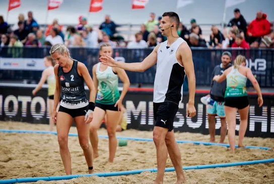 Schiedsrichter beim Beachhandball