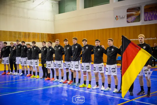 Die männliche U21-Nationalmannschaft beim singen der Hymne