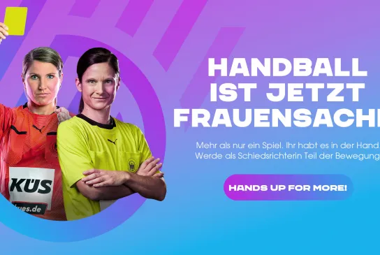 Grafik im WM-25 Design mit den Schiedsrichterinnen Maike Merz und Tanja Kuttler und der Aufschrift "Handball ist jetzt Frauensache".