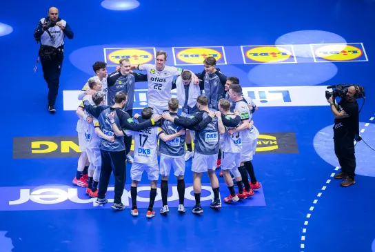 Die deutsche Nationalmannschaft jubelt in Herning. - Foto: Sascha Klahn