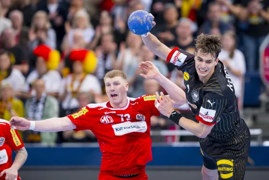 Julian Köster in einer Angriffssituation gegen den Österreicher Lukas Hutecek