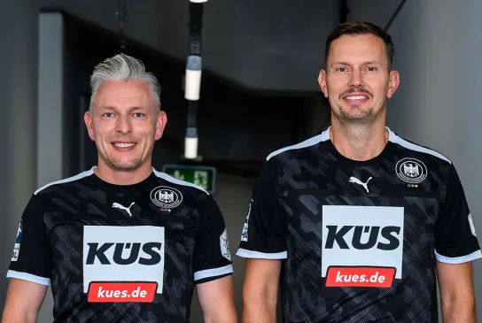 Schiedsrichter Robert Schulze und Tobias Tönnies