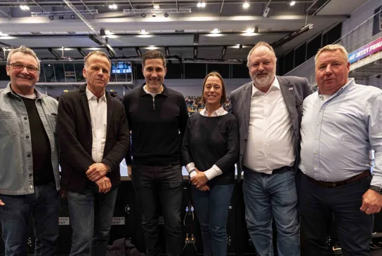 Austausch am Rande des Länderspiels. - Foto: Kenny Beele