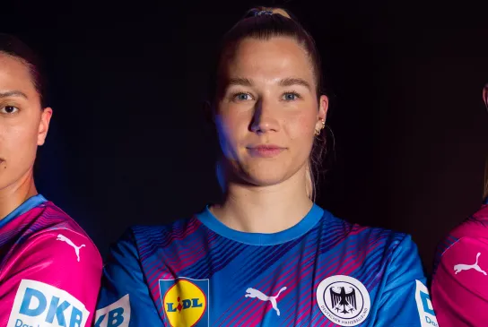 Drei DHB-Spielerinnen im neuen magentafarbenen Sondertrikot des DHB