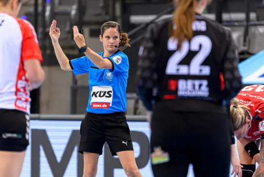 Schiedsrichterin Maike März pfeift bei eine, Handballspiel.