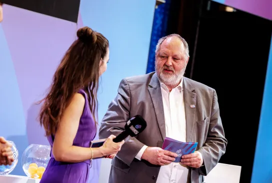 Andreas Michelmann im Interview auf der Bühne bei der WM-Auslosung.