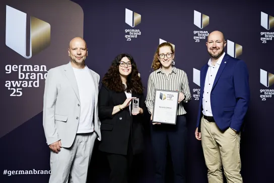 adesso sowie Vanessa Niestroj (Mitarbeiterin Digitales Marketing) und Matthias Lahr (Leiter Digitales Marketing) haben den Preis entgegengenommen. - Foto: German Brand Award