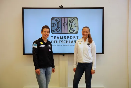 Alina Grijseels (links) und Sophia Schwabe im Austausch. - Foto: DHB