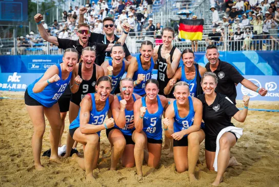 Jubel bei den deutschen Beachhandballerinnen. - Foto: kolektiff images