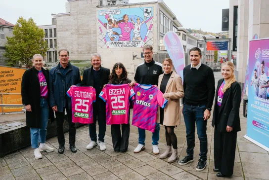 Einweihung des Kunstwerks in Stuttgart zur Bewerbung der Frauen-WM 2025