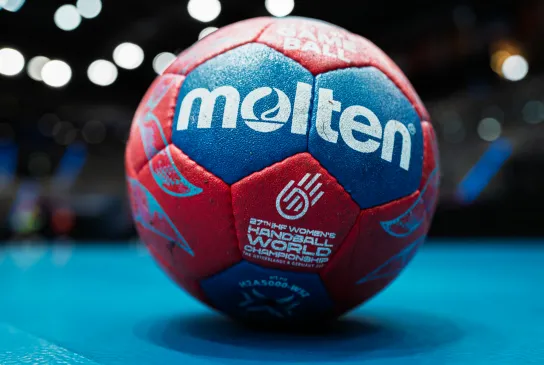 Handball liegt auf einem Handballfeld.