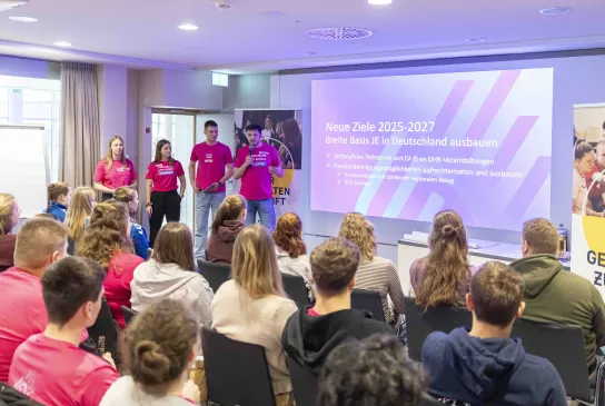 Die DHB-Jugendsprecher stellen den Teilnehmern des Jugendkongresses die Ziele des Jungen Engagements vor.