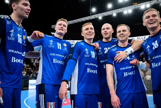 Lachende isländische Handballspieler in der Gruppe.