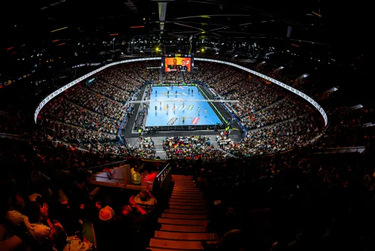 Überblick vom Oberrang über den gefüllten SAP Garden bei einem Handballspiel.