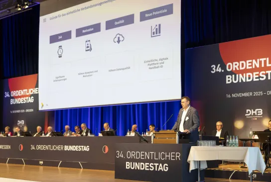 DHB-Präsidiumsmitglied Carsten Korte spricht auf dem Bundestag über das einheitliche Verbandsmanagementsystem