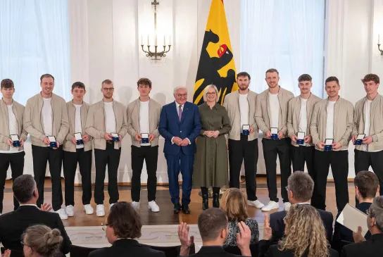 Der Bundespräsident im Gruppenbild mit den Beachhandball-Männern.