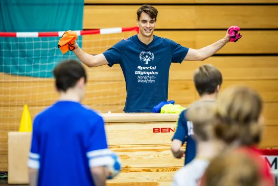 DHB-Nationalspieler Julian Köster beim Inklusionstraining des Longericher SC