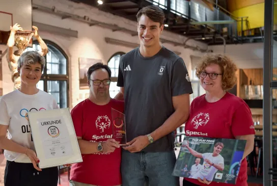 Preisträger Julian Köster mit Katja Kliewer (DOA-Vorstandsmitglied), Thomas Wendt (Special Olympics Tennis) und Andrea Karmasch (Special Olympics Judo). - Foto: DOA/Kai Peters