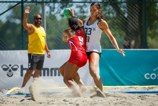 Lucie Kretzschmar blockt die Gegenspielerin
