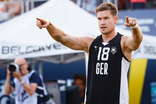 Robin John zeigt nach vorne.