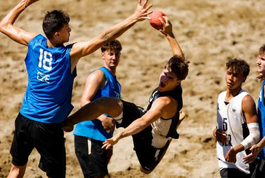 Ein Spieler wirft gegen Tschechien aufs Tor.