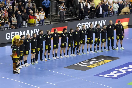 Deutsche Nationalmannschaft bei der Hymne