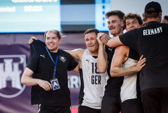 Der Gold-Moment: Bundestrainer Marten Franke (links) mit seinem Team unmittelbar nach Ende des WM-Finals. - Foto: kolektiff/DHB