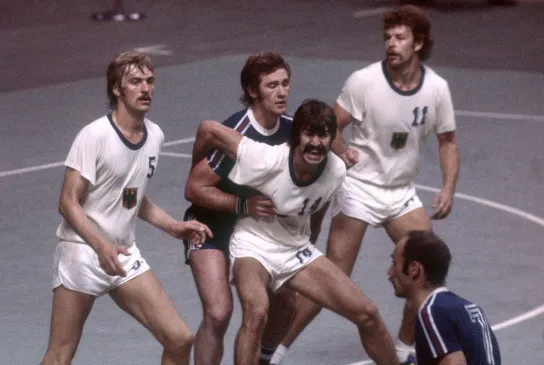 Olympische Spiele 1976: Kurt Klühspies, Heiner Brand und Joachim Deckarm gegen Jugoslawien (unter anderem mit Kreisläufer Zvonimir Serdarusic). - Foto: imago/WEREK
