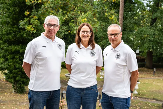 Gino Smits und Christopher Nordmeyer gemeinsam mit Heike Ahlgrimm, Chef-Bundestrainerin Nachwuchs weiblich. - Foto: Niklas Köppen