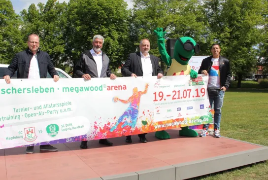 SCM-Geschaeftsfuehrer-Marc-Henrik-Schmedt-NOVO-TECH-Geschaeftsfuehrer-Holger-Sasse-der-Ascherslebener-Buergermeister-Andreas-Michelmann-und-Handball-Legende-Stefan-Kretzschmar-von-links-.JPG
