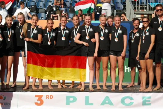190630_beach_em_u17w_jubel_bronze_mit_medaille.jpg