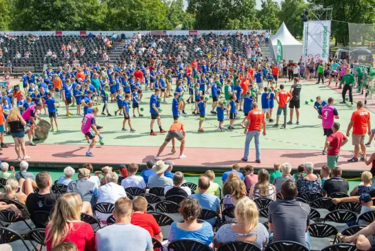 Mehr-als-200-Kinder-traten-zum-Weltrekordversuch-an-FOTO-Tilo-Weiskopfmegawoodstock.JPG