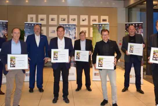 Teamsport-Deutschland_Gruppenfoto-mit-Urkunde_30-09-2020.jpg